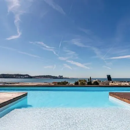 Guestready - With Stunning Rooftop Pool Apartment Algés